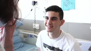 חזר לחיים: מסע השיקום של עמרי בן ה-14 שלקה בתסמונת גנטית