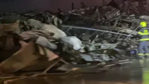 לאחר שעות של מאמצי כיבוי: מרכז הקניות בקלנסווה נשרף כליל