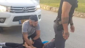 בגלל טעות בזיהוי: שוטרים חמושים התנפלו על משפחה בזמן אזכרה
