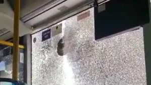 בזמן הנסיעה: אוטובוס נרגם באבנים בירושלים | תיעוד