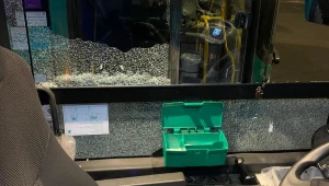 המהומות בשער שכם: נהג ושני נוסעי אוטובוס נפצעו מיידוי אבנים