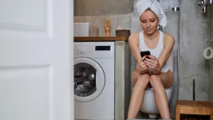 עד כמה זה גרוע להיכנס עם הטלפון שלכם לשירותים?