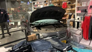 אישה התנגשה עם רכבה בחנות, 4 נפצעו קל