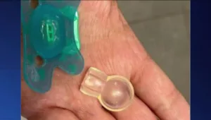 המוצץ המתפרק: בהלה ברשת בעקבות מוצצים שמתפרקים לפעוטות בפה