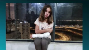 בת 12 נחלצה בנס עם שבר ביד לאחר שדלתות האוטובוס ננעלו עליה