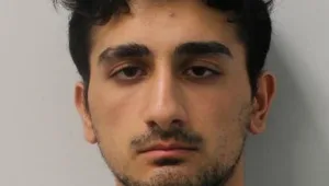 לונדון: נער שרצח 2 אחיות בגלל "ברית עם השטן" נשפט ל-35 שנה