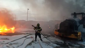 ציוד כבד עלה באש: חשד להצתה במחצבה בנגב