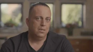 "תישרף בגיהינום": אחיו של מתנגד החיסונים נמצא תחת מתקפה