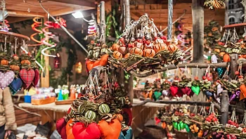 כריסמס באירופה: רחובות מקושטים בעצי אשוח ושווקים מלאים