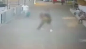 הנער סירב לחבוש מסכה וקילל - הנהג דקר אותו • תיעוד