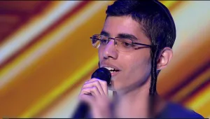 עם כיפה שחורה ופאות: שחר עדוי חולם לכבוש את במת האירוויזיון