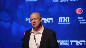 גנץ: "אני מחליף את הטלפון כל חודשיים בגלל התקפות שמאל"