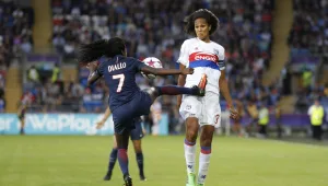 סערה בצרפת: שחקנית פ.ס.ז' הותקפה באכזריות - חברתה לקבוצה נעצרה בחשד למעורבות