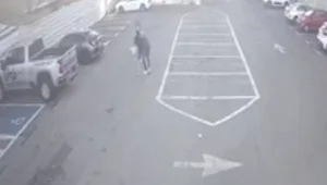 בגלל חניה: הכה נהג מונית שסרב להזיז את רכבו - ופצע אותו • תיעוד