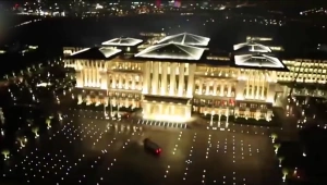 לגור בטירת פאר: מסע נוצץ בבתים הסודיים של הדיקטטורים