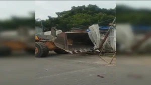 שכונה בלי תקווה: כוחות משטרה פינו בכוח את דיירי שכונת התקווה