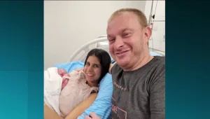 שקד כרעה ללדת - בעלה יילד אותה תוך 3 דקות בחדר השינה