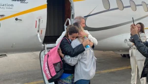 חזרו הביתה: בני הזוג אוקנין נחתו בנתב"ג לאחר ששוחררו מהמעצר