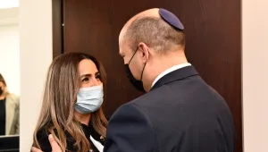 רה"מ נפגש עם משפחת אוקנין: "כמה טוב שבאתם הביתה"