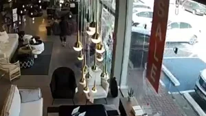 בן 80 איבד שליטה על הרכב - והתנגש בחלון ראווה • תיעוד