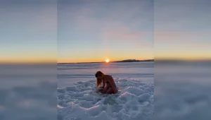 השחיינית הפינית שכבשה את הרשת בסרטונים באגמים קפואים