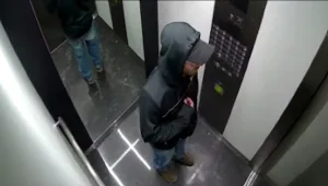 גבר זר עקב אחרי נערה ורותק ע"י אביה: "הוא נכנס איתי למעלית ומיד הבנתי"