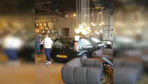 תיעוד: נהג האיץ בטעות בכניסה לחניה ופרץ לחנות רהיטים בחיפה