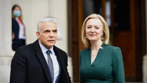 לפיד בפגישה עם שרת החוץ הבריטית: "להדק את הסנקציות על איראן"