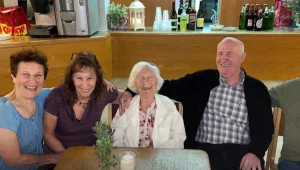 סבתא מרים חוגגת 105 - וקוראת לכולם להתחסן