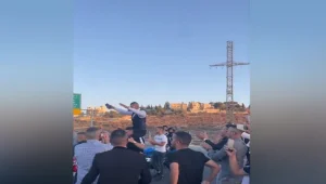 עשרות תושבי מזרח ירושלים חסמו את כביש המנהרות כדי לחגוג חתן וכלה