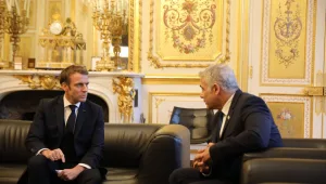 לפיד נפגש עם מקרון: "צריך לשים על איראן איום צבאי אמיתי"