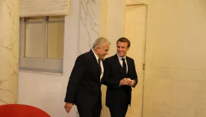 איראן וחיזבאללה במוקד: לפיד ימריא לפריז