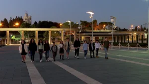 הנרות של ילדי החרם: הביקור בכנסת של הילדים שעוברים חרם