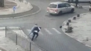 מחפש מטרה - ודוקר את הצעיר החרדי: תיעוד הפיגוע בשער שכם