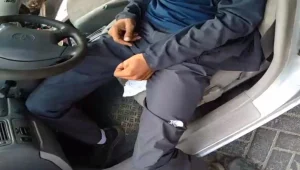 חשד: שוטרים עצרו בדואי על שימוש בטלפון בנהיגה - ושתלו ברכבו אקדח • תיעוד