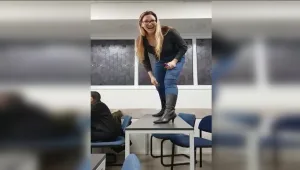 המורה שמלמדת לפסיכומטרי באמצעות שפגאט