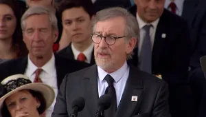 בגיל 75: הבמאי סטיבן ספילברג מספר איך המציא מחדש את סיפור הפרברים