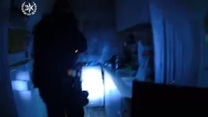 שוטרים הגיעו בעקבות פריצה לדירה - החשוד התחבא בארון • תיעוד