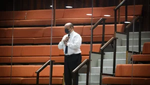 אין רוב – ובנט שנמצא בבידוד אולץ להגיע לכנסת