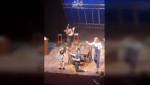 בן זוגה של שחקנית התיאטרון רעות אלוש עלה על הבמה והפתיע אותה עם הצעת נישואין