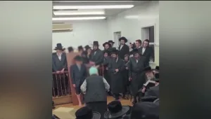 אישה שהתאלמנה ונשארה ללא ילדים עברה טקס "חליצה" משפיל לעיני המונים