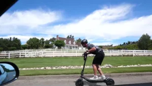 קורקינט ב-130 קמ"ש: כמה קל לפרוץ את מגבלת המהירות?