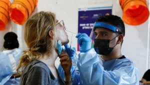 כ-4,000 נדבקים בקורונה אובחנו אתמול - מקדם ההדבקה ממשיך לעלות