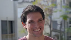 הקצין הדתי שהפך לשחקן תל אביבי: "מתבייש מול מצלמה רק כשאני מגלם אותי"