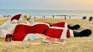 מעץ בננות ועד גלישת סנטה: חגיגת חג המולד בתמונות