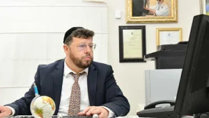 האשמות כלפי הכתב שחשף את העדויות נגד ולדר: "אתה רצחת אותו"