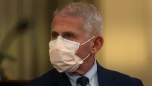 היועץ הרפואי הבכיר לנשיא ארה"ב: "רק מחוסנים יוכלו לעלות על טיסות פנימיות"