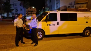 אישום: הפר את מעצר הבית - והלך להשליך רימון על ביתו של מפקד כלא