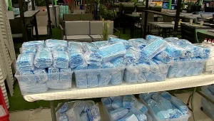 למעט בתי חולים, בתי אבות וטיסות: חובת עטיית המסכות בחללים סגורים הוסרה