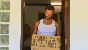 לקראת מסיבה הפרידה: המודחים מקבלים משלוח מפנק לטובת הלוק המושלם